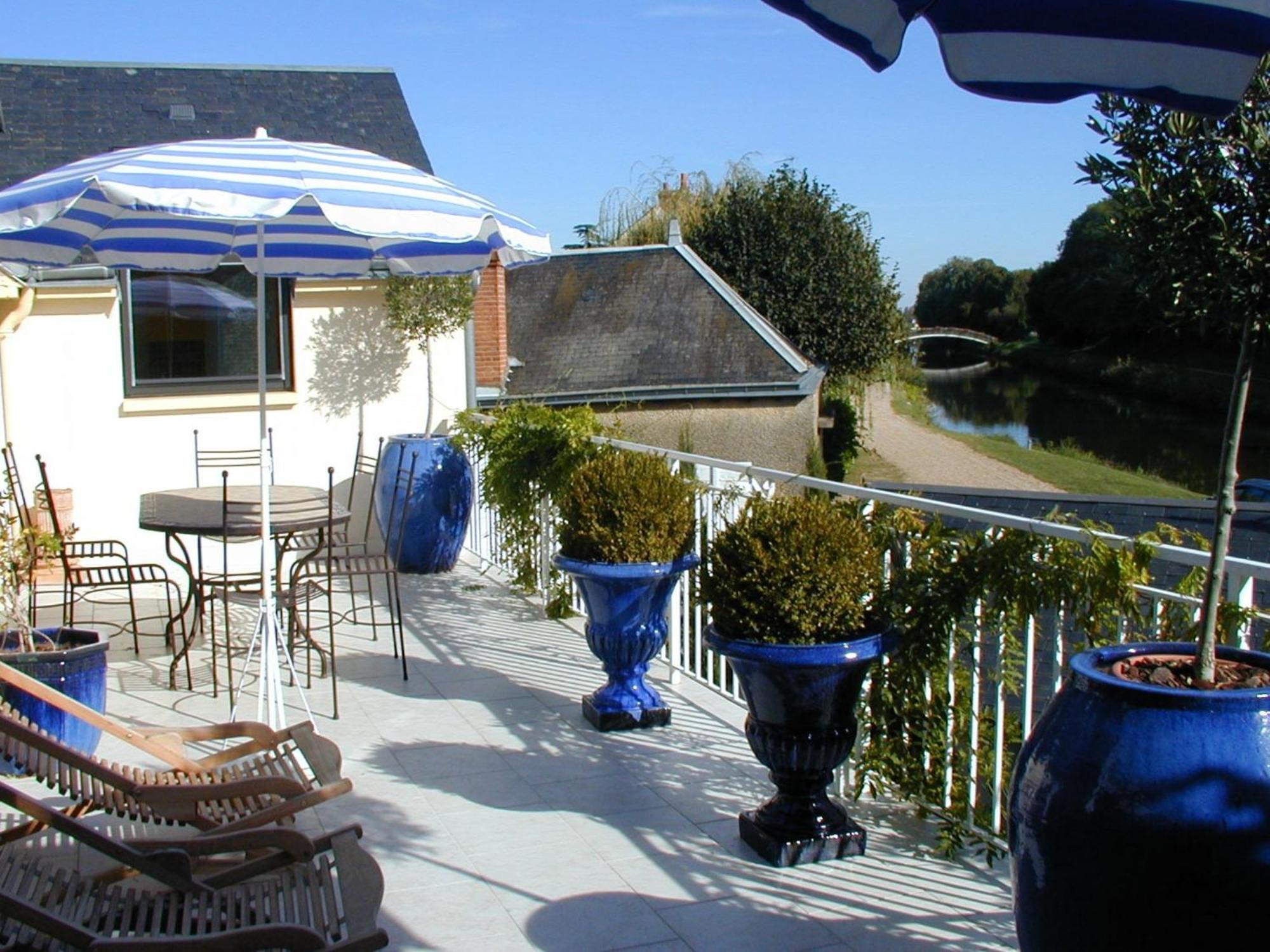 Residence Hoteliere La Marine Combleux Exterior photo